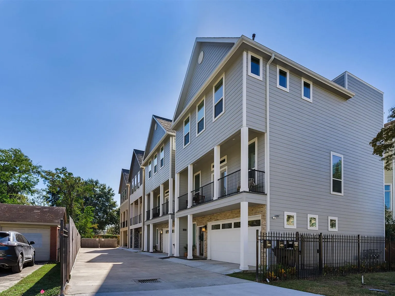 3 bed, 3.5 bath, 2252 sqft, $3,600 — Photo 3