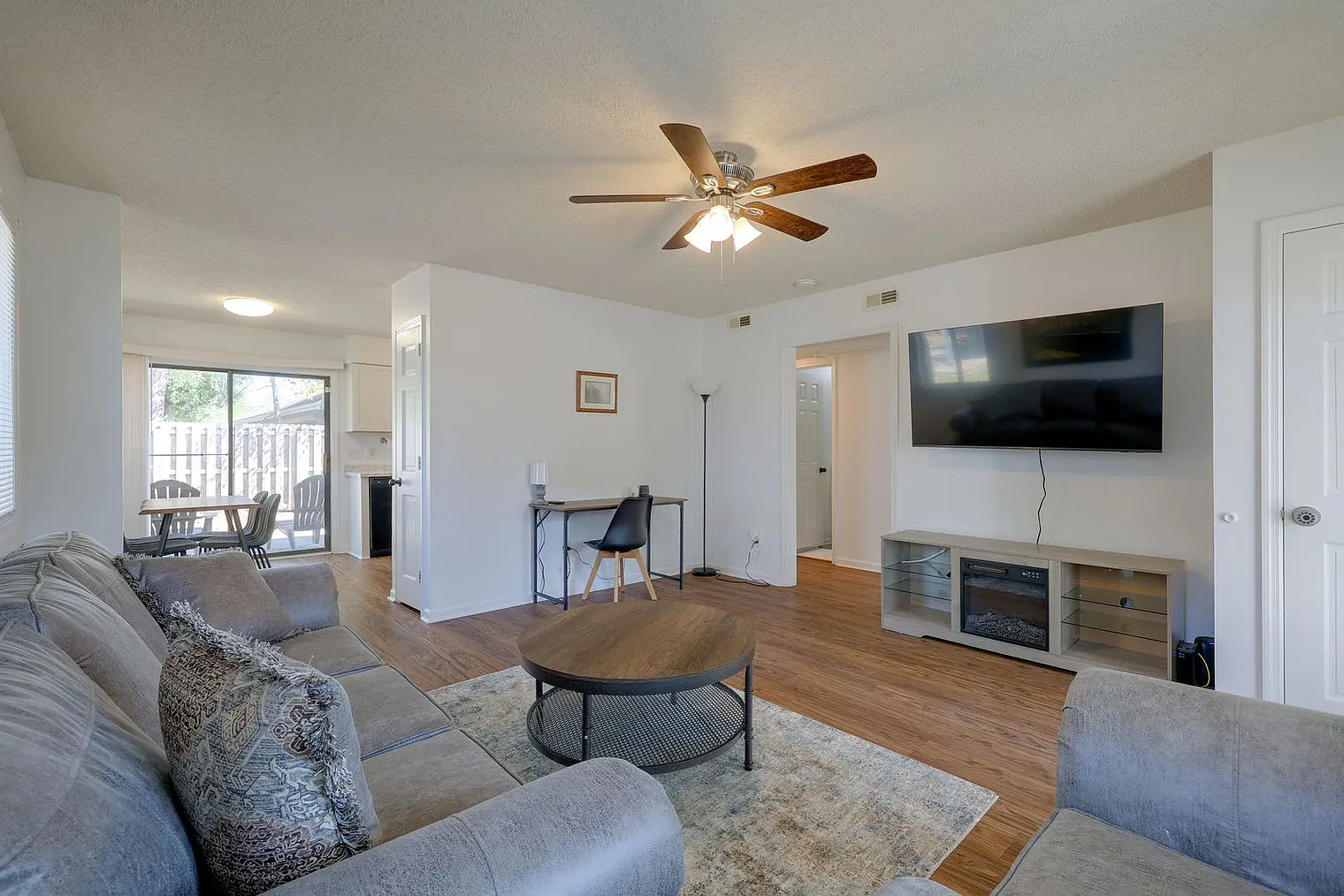 2 bed, 2.0 bath, 871 sqft, $3,128 — Photo 3