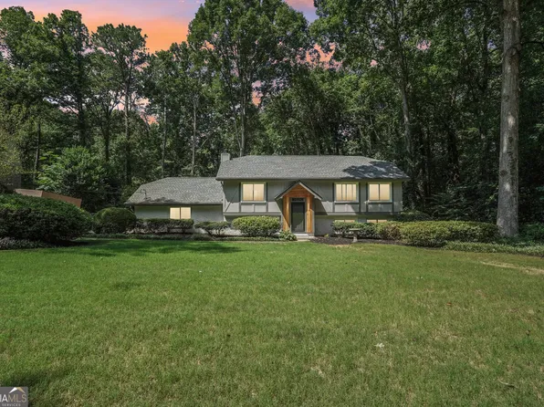 1977 Crescent Dr, Snellville, GA 30078