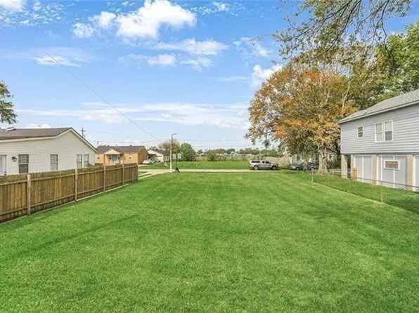 13 Carroll Dr, Chalmette, LA 70043