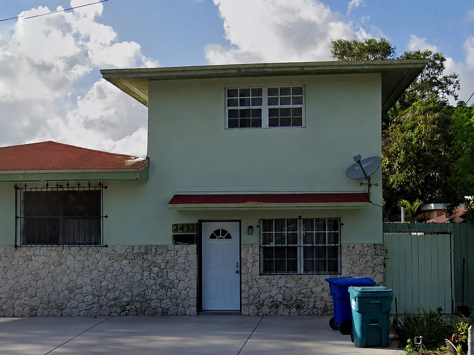 2433 SW 11th St