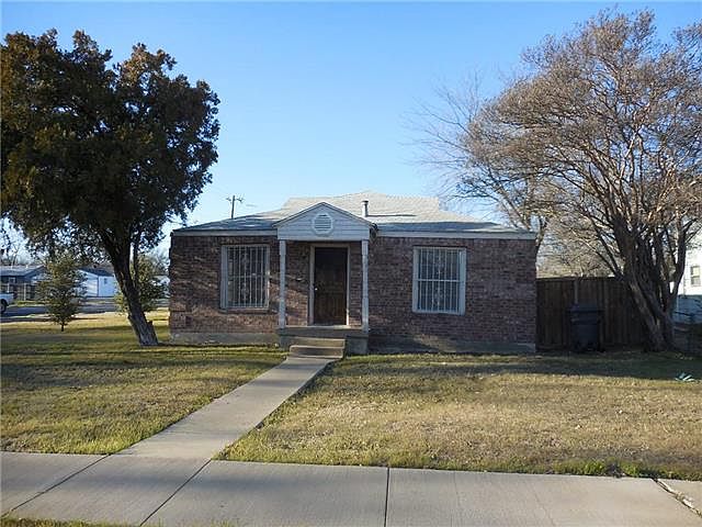 1st image of 2703 Moffatt Ave
