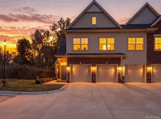 622 Pointe Dr, Walled lake, MI 48390