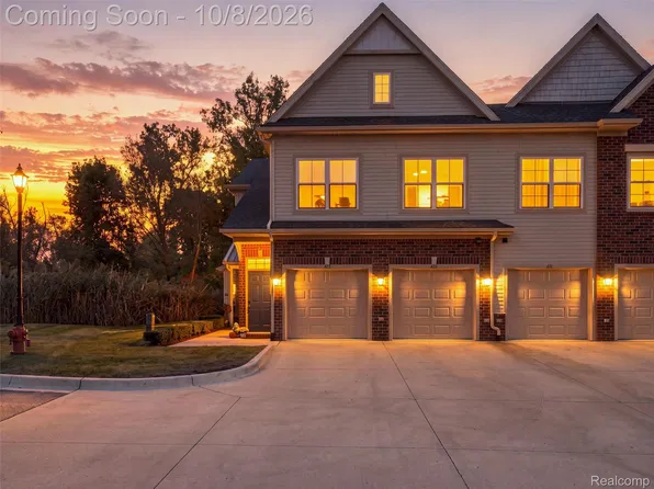 622 Pointe Dr, Walled Lake, MI 48390