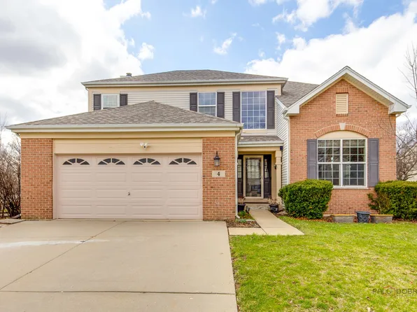 4 Waterton Dr, Streamwood, IL 60107