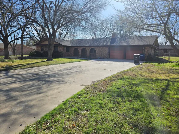 831 N Willow St, Lindsay, TX 76250