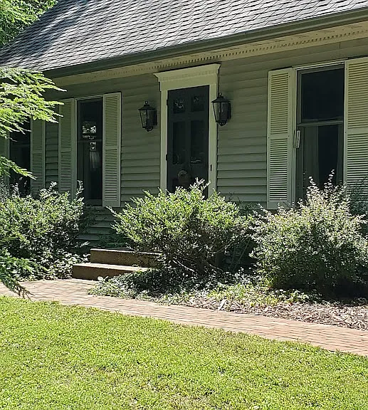 Lakewood Dr — Photo 1