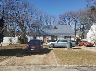 18 Holly Ln, Westbury, NY 11590