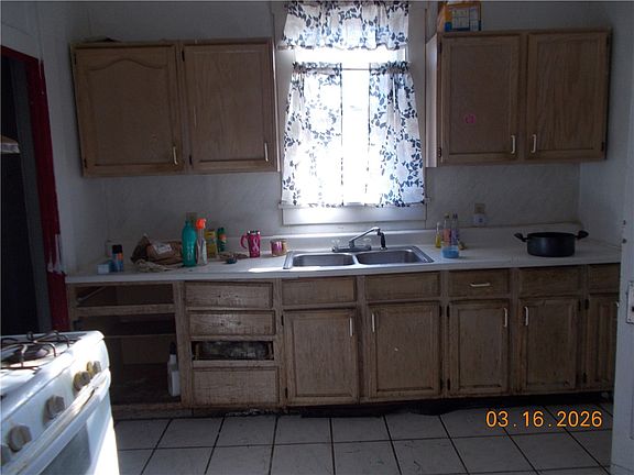 5th image of 415 E Division St