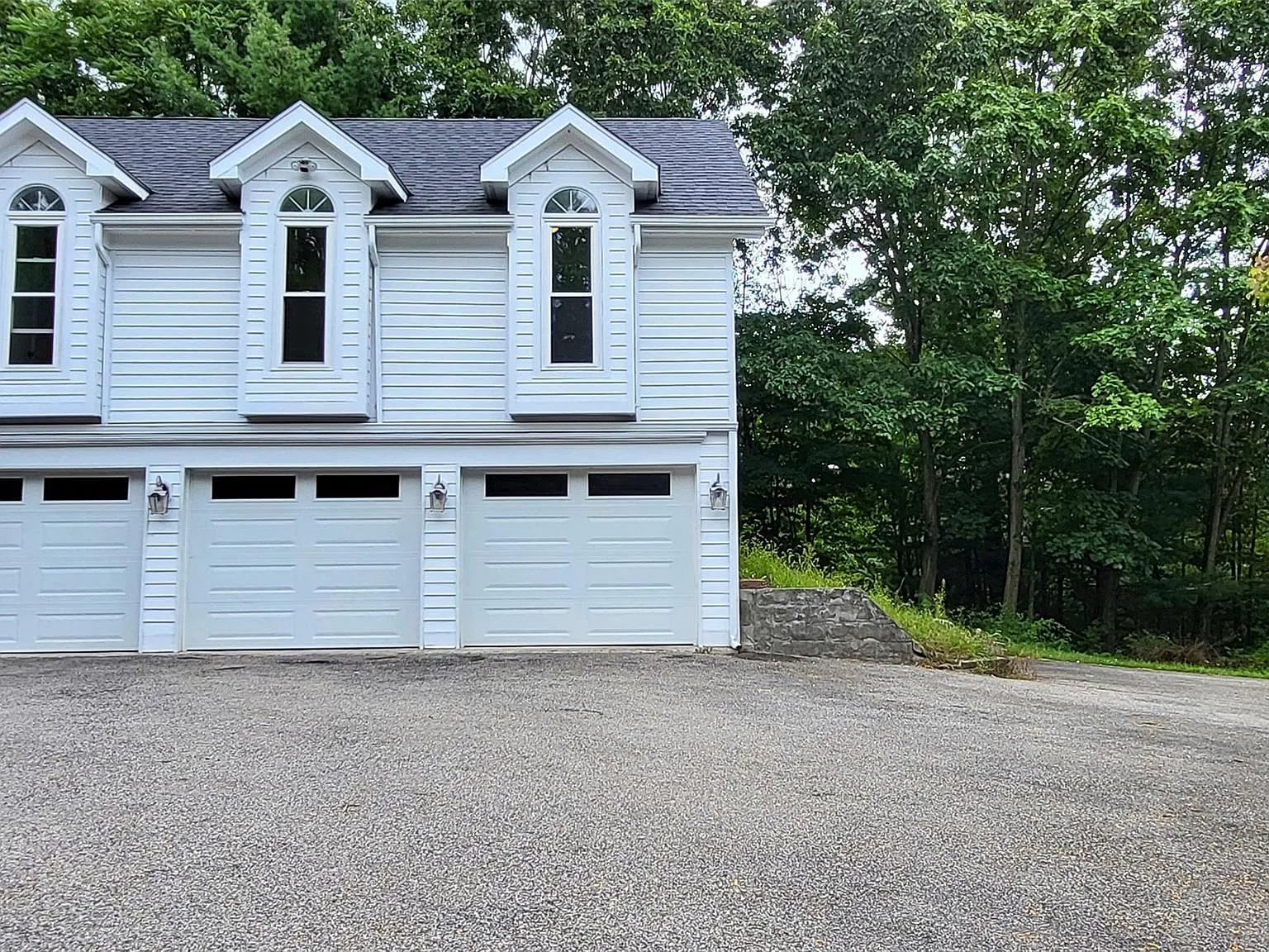 2 bed, 1.0 bath, 4464 sqft, $2,500 — Photo 2