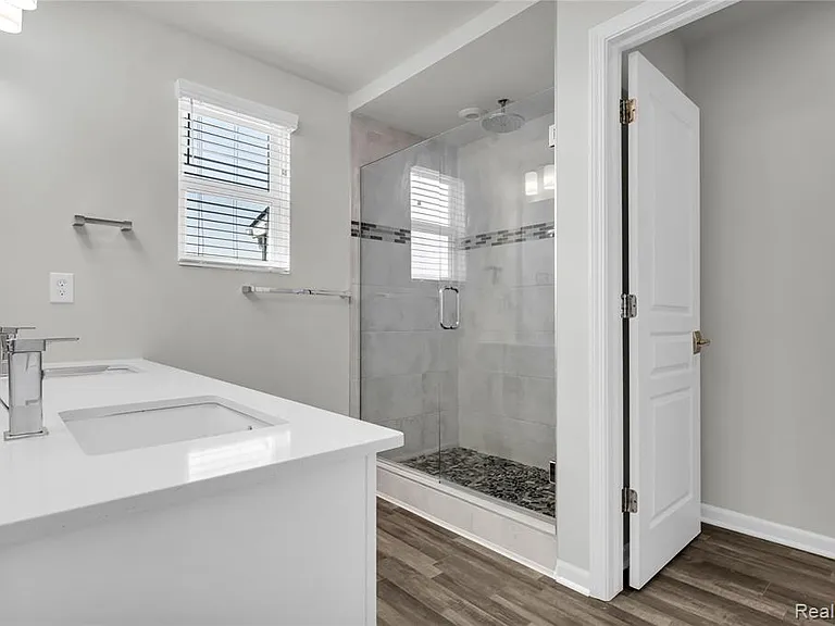 313 Strawberry Dr — Photo 18