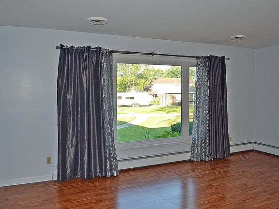 3rd image of 2542 Red Oak Dr