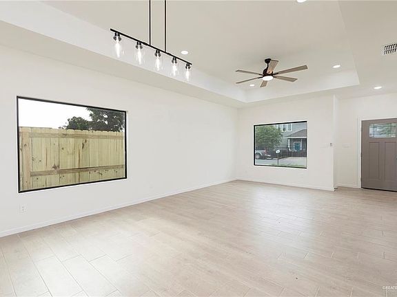 5th image of 818 E Chapa Ave