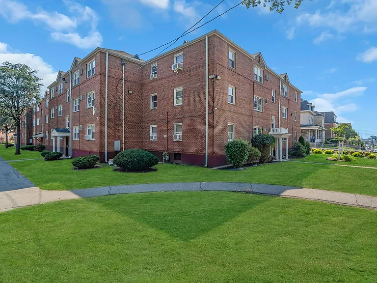 Chilton Hall Apartments — Photo 15