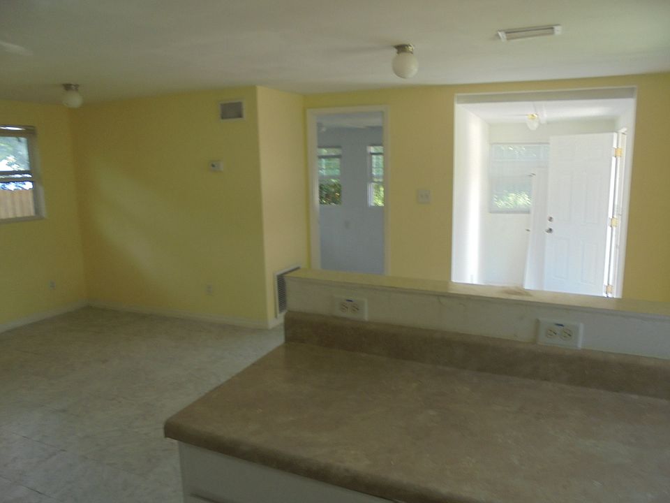1st image of 915 Oleander Ave
