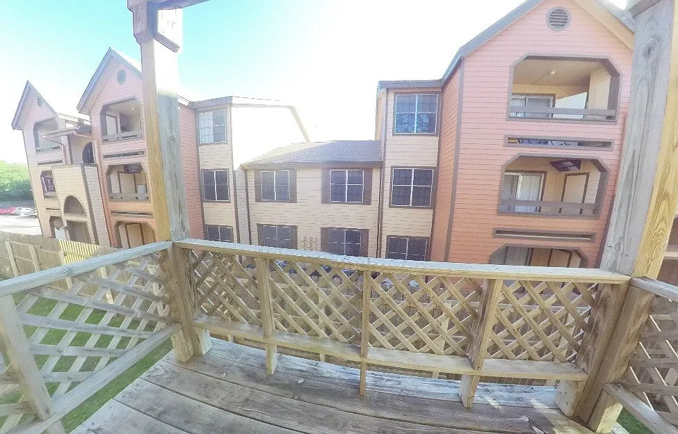 THE OAKS — Photo 3