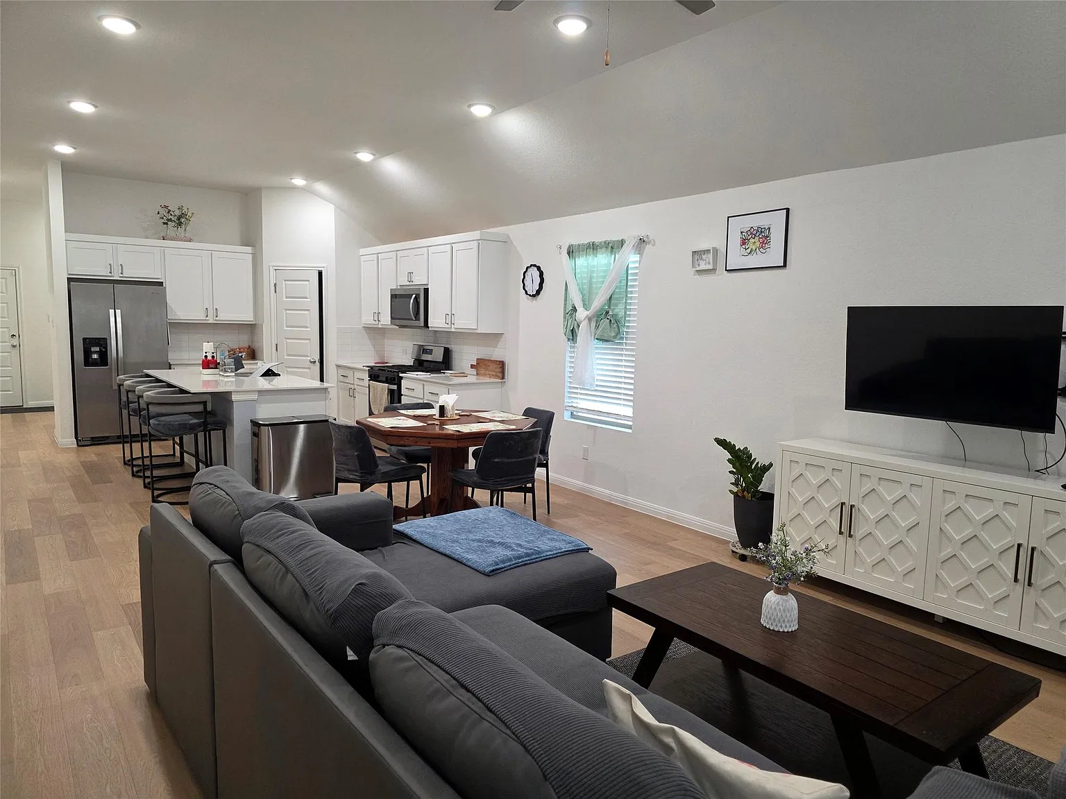 4 bed, 3.0 bath, 1639 sqft, $2,400 — Photo 3