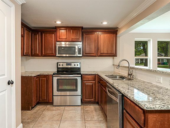 4th image of 503 W Leland Ave