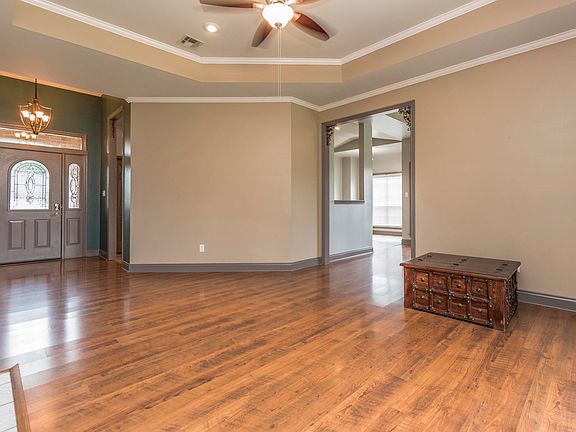5th image of 208 Silver Creek Cir