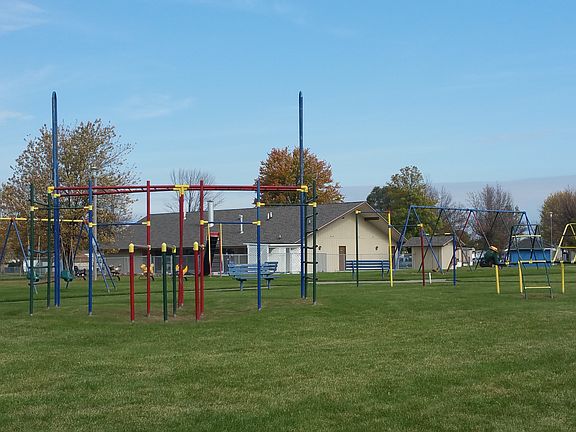 5th image of 5851 Robin Dr