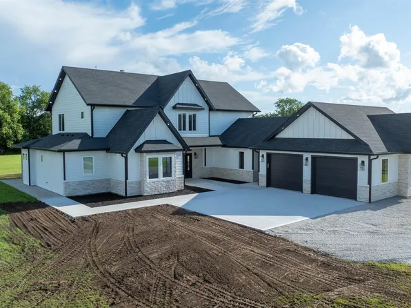 22950 Rolling Hills Dr, Sedalia, MO 65301