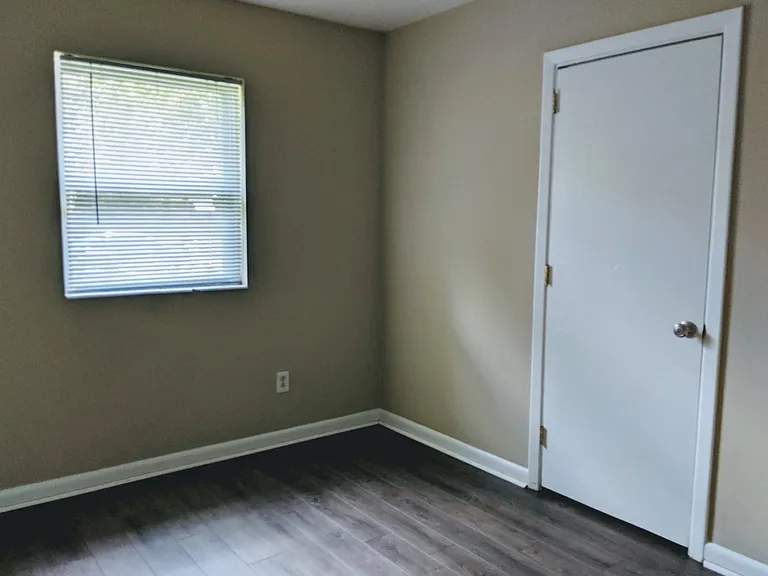 806 Essex Dr — Photo 10