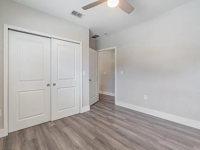 2321 W Green St — Photo 32