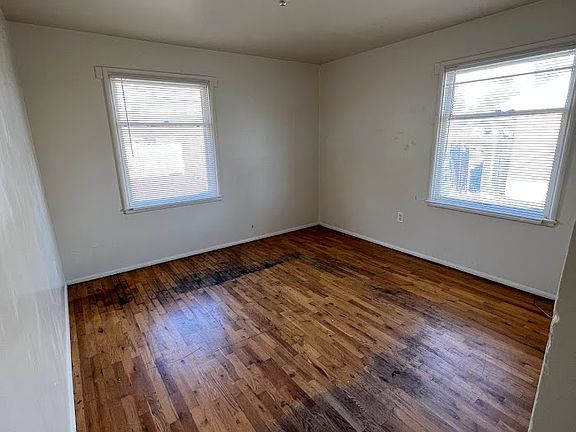 5th image of 610 Holbrook Dr