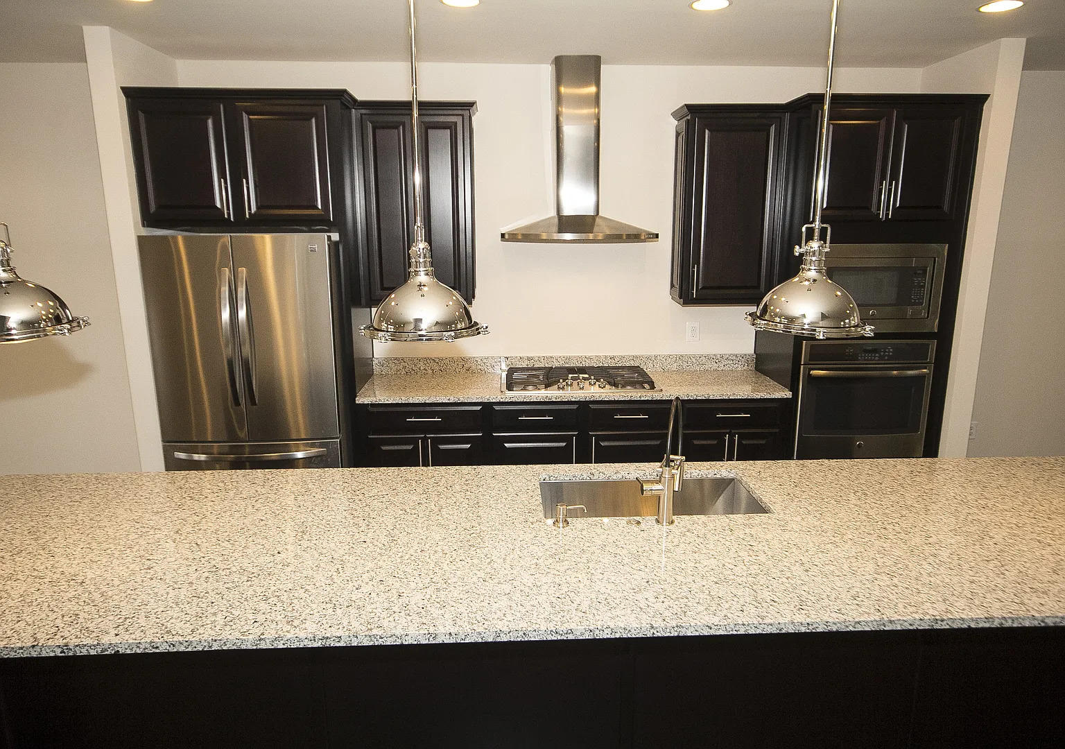Stunning 4bd 4.5bth Garage Townhome Near Ft. Meade — Photo 3