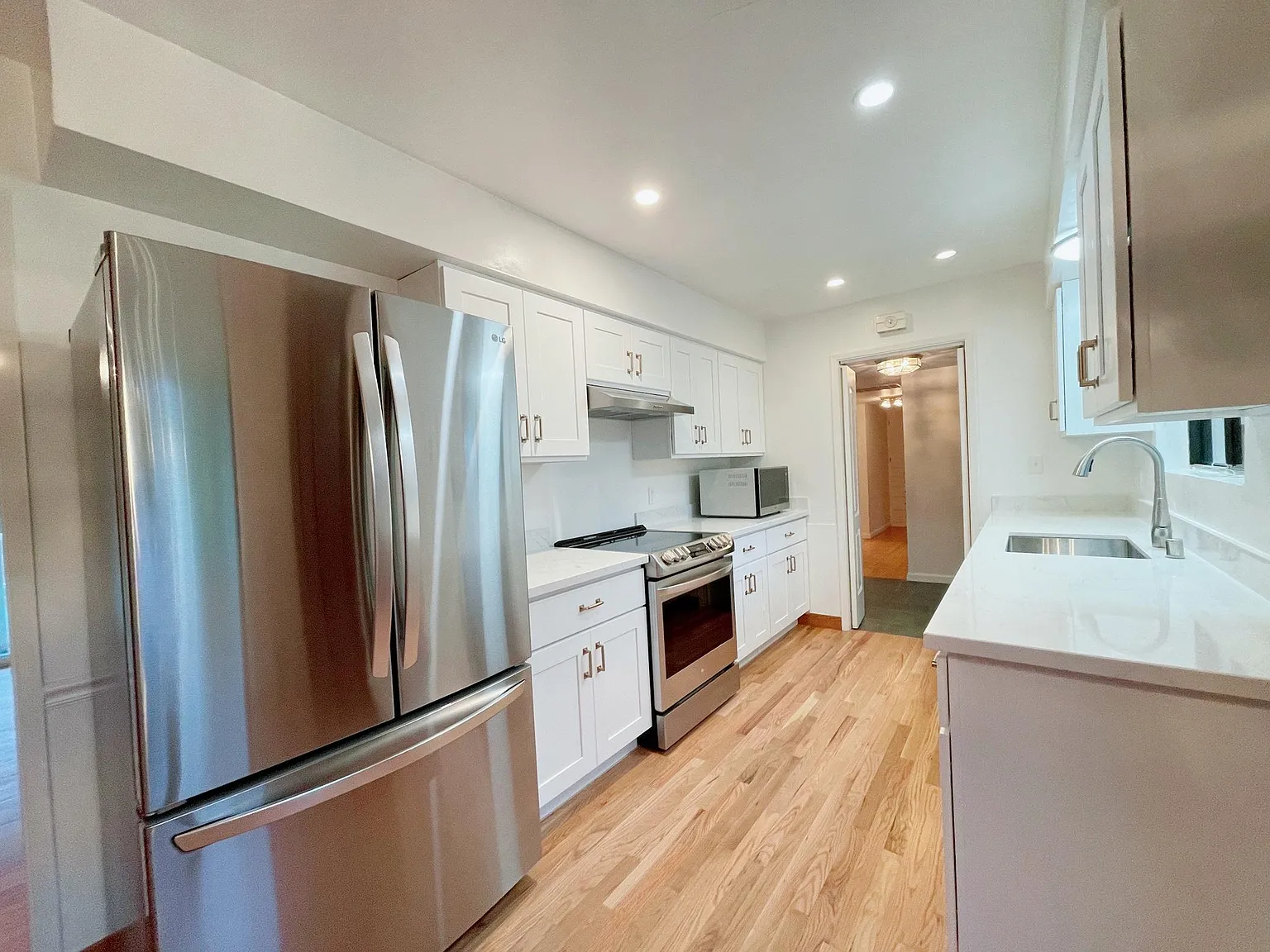 4 bed, 2.5 bath, 2065 sqft, $8,200 — Photo 4