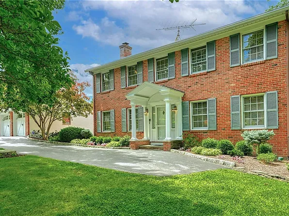 39 Michigan St, Bloomfield, NY 14469