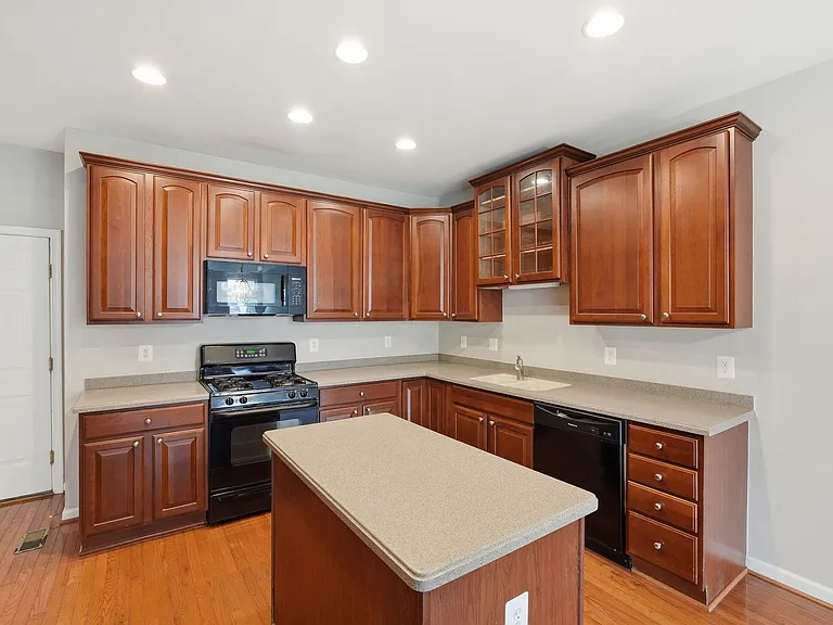 6008 Preswell Ct — Photo 10