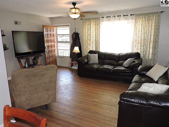 3rd image of 18 Wheatland Dr