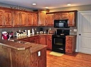 242 S Whilshire Dr, Tonganoxie, KS 66086