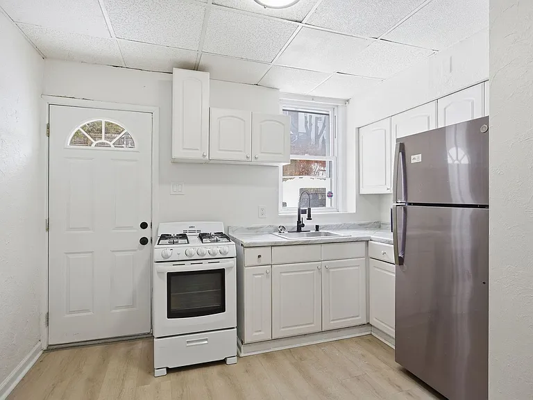 141 Oneida St — Photo 29