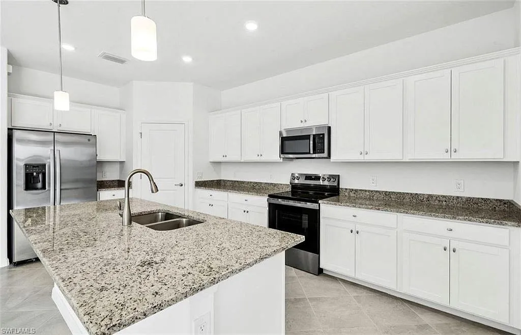 4 bed, 3.0 bath, 2032 sqft, $2,500 — Photo 3