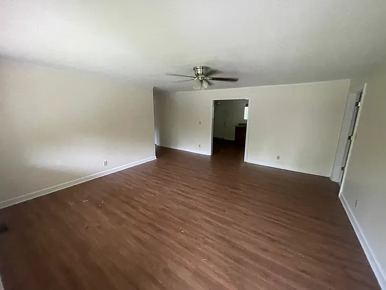 1008 Crest Dr — Photo 4
