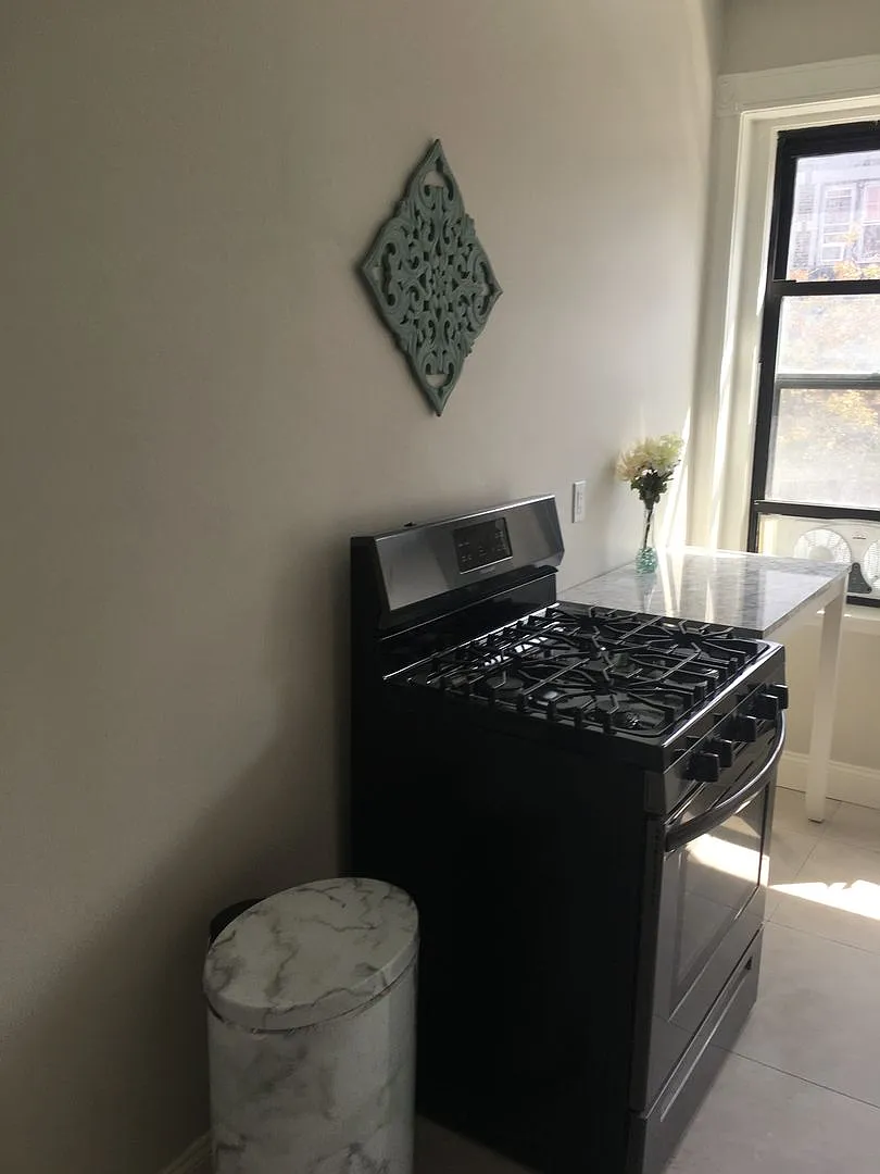Charming 1 Bedroom-No Broker Fee — Photo 2