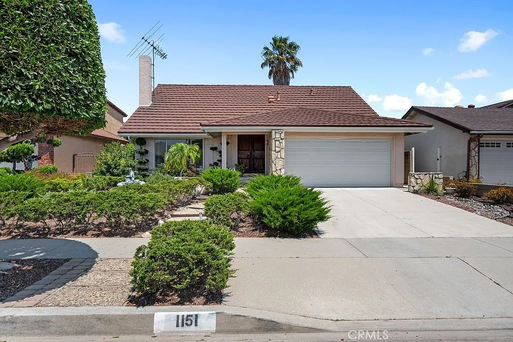 4 bed, 2082 sqft, $4,800 — Photo 2