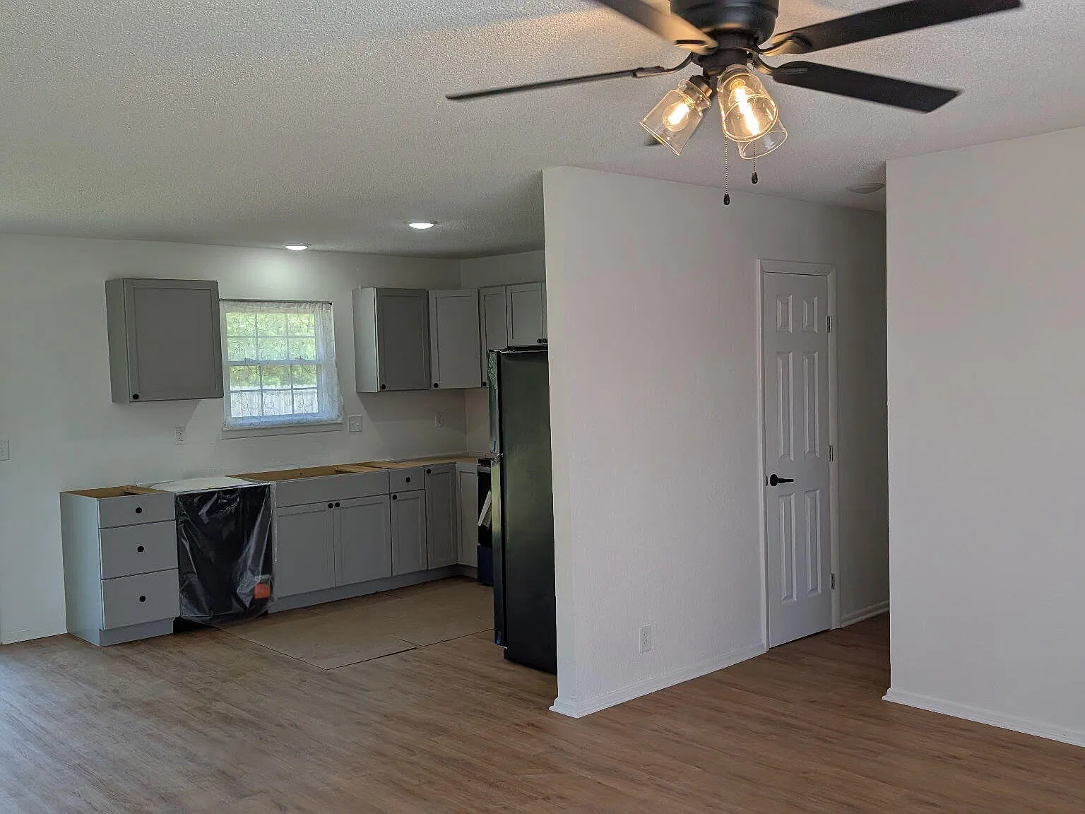 3 bed, 1.0 bath, 990 sqft, $1,250 — Photo 3