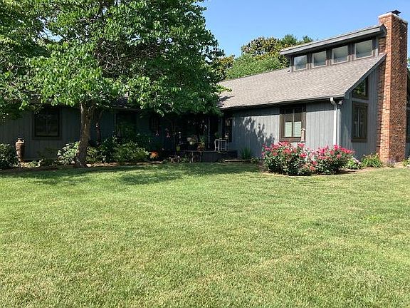 2nd image of 301 Moss Ln