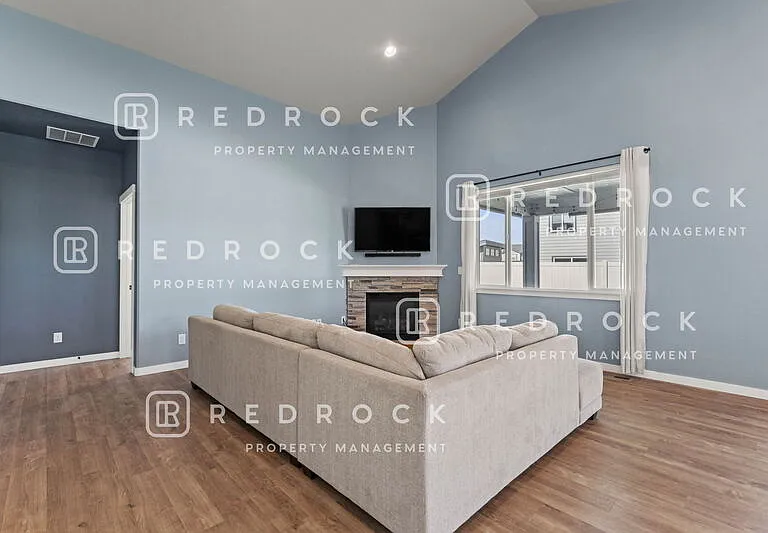 1725 N Meyers Ct — Photo 9