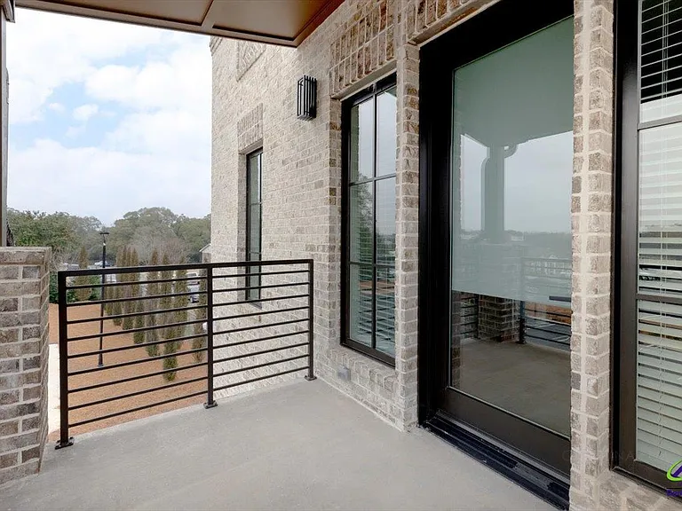 1013 Northside Dr — Photo 16