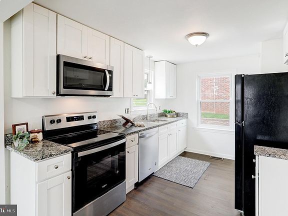 4th image of 2164 Windsor Rd