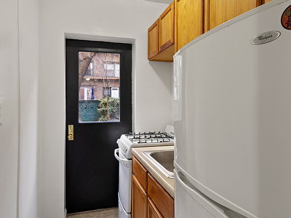 4th image of 217 E 76th St #1B