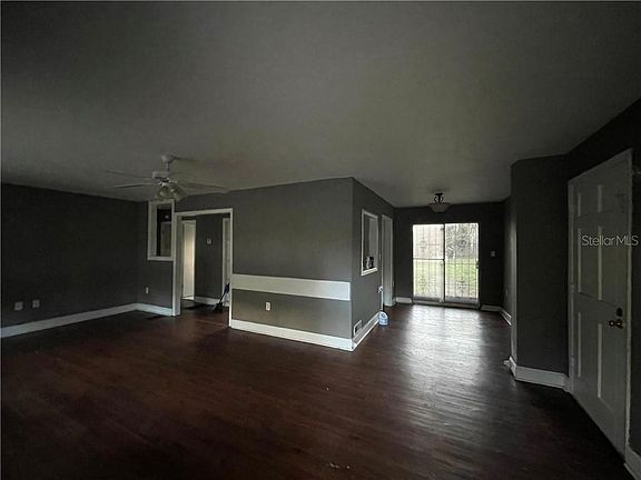 3rd image of 1010 E Voorhis Ave