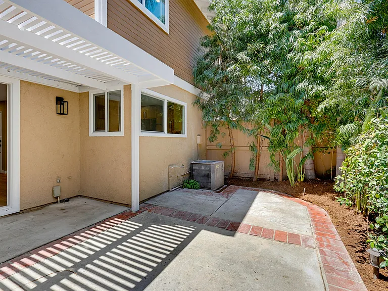 54 Sandalwood — Photo 42