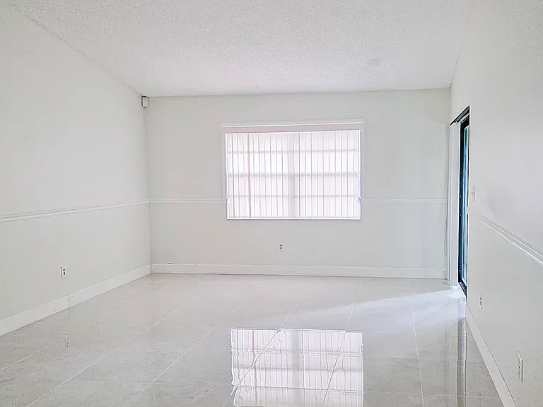 1611 Cabot Ln #C2 — Photo 3