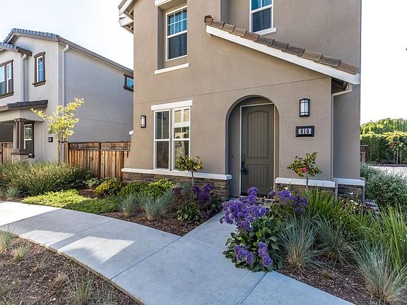 2nd image of 910 Holly Pl