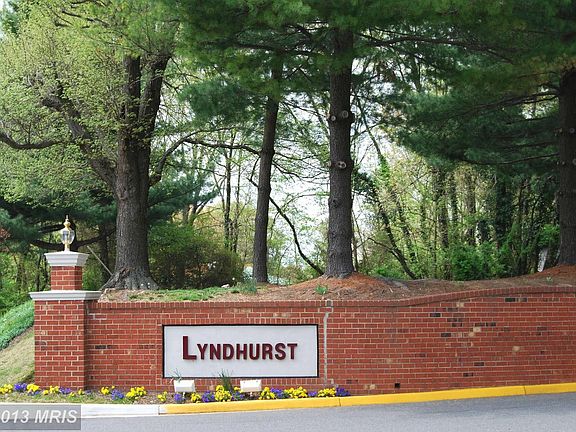 2nd image of 3915 Lyndhurst Dr APT 101